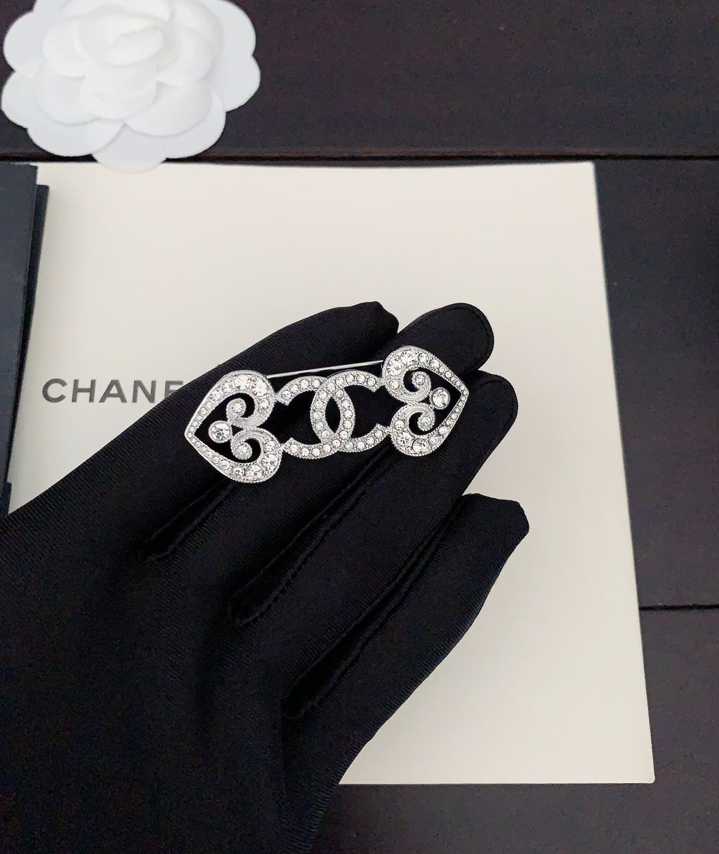 18K  Chanel Heart Brooch