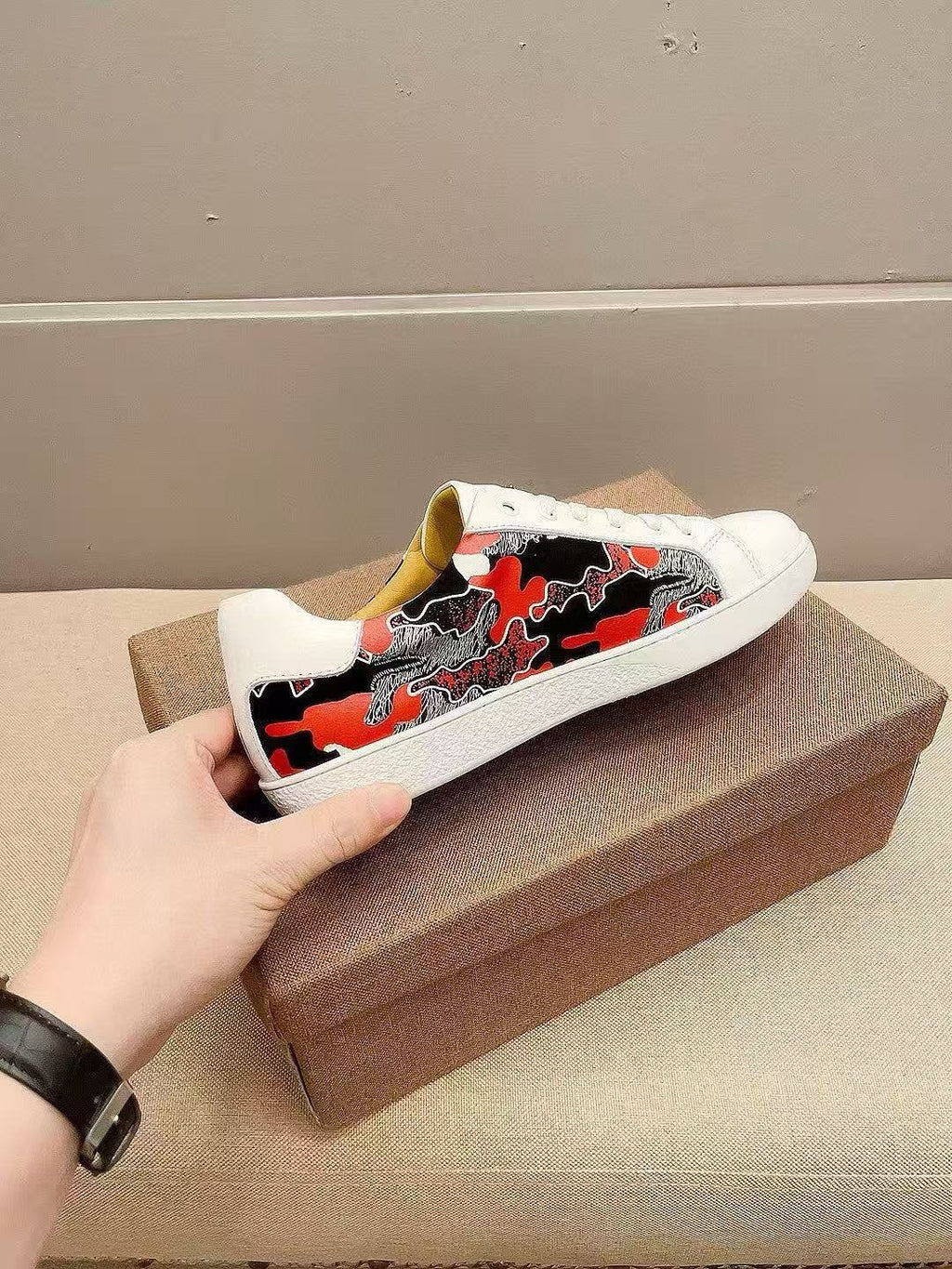 Gucci White Low-Top Sneakers with Black and Red Sides — model