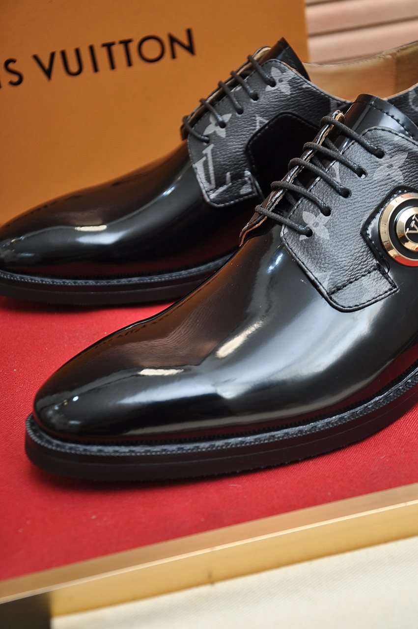Louis Vuitton Patterned-Trim Lace-Up Dress Shoes — detail