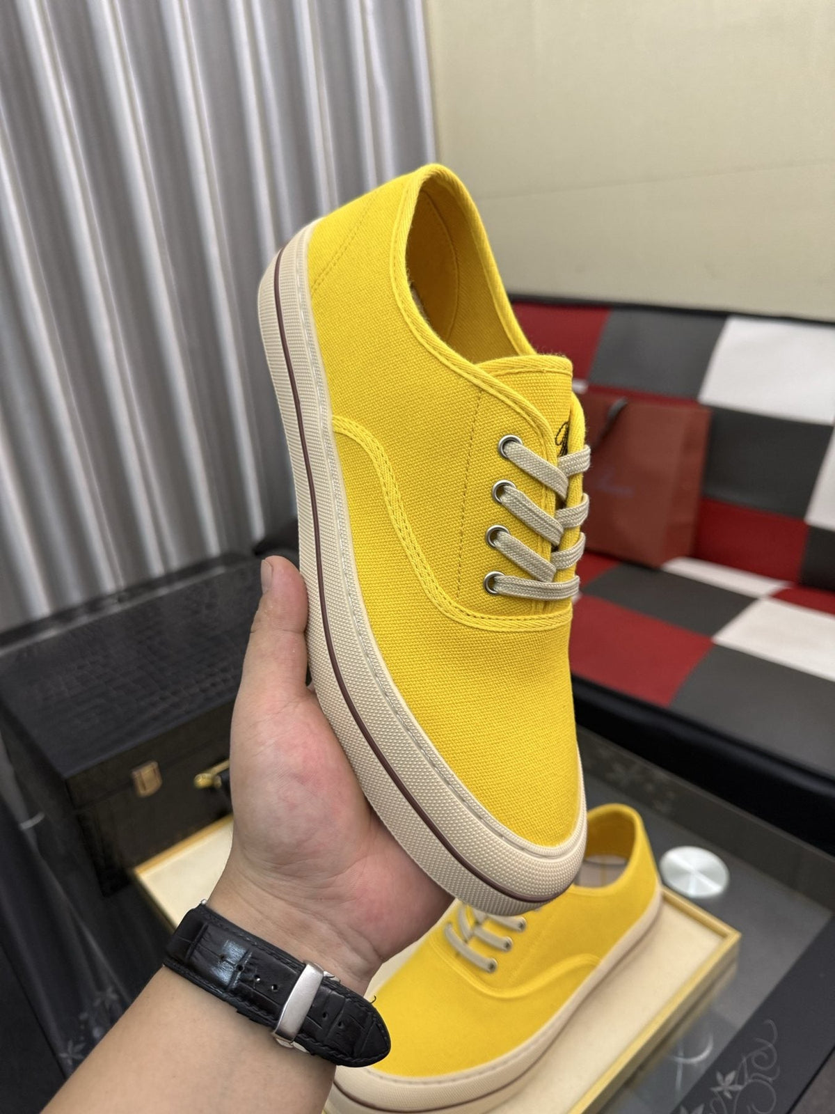 Low-Top Lace-Up Casual Shoes — model